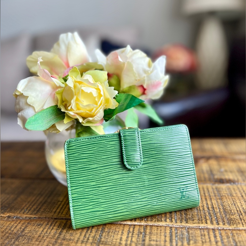 Louis Vuitton Epi Green Kiss Lock Portefeuille Viennois
